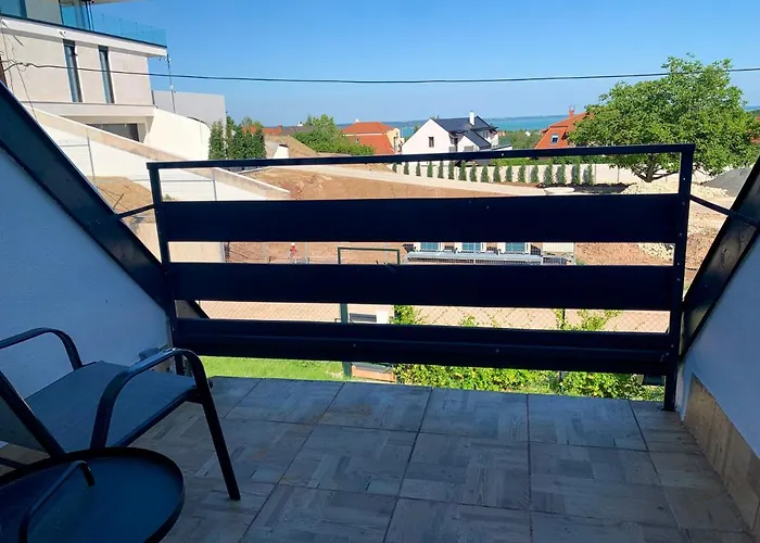 Ezerjo Vendeghaz Almadi Panoramas Hegyoldalaban * Балатональмади